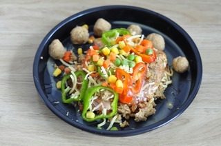 奶酪板栗烤鸡肉,放另一片鸡肉,有皮的一面往上,用手摁一下使两片鸡肉和板栗贴合,放奶酪丝,板栗蓉铺一层,再放一层奶酪丝,杂蔬菜,<a style='color:red;display:inline-block;' href='/shicai/ 29'>洋葱</a>碎,青椒。剩下的板栗蓉我搓成了丸子一起烤。烤好后外面脆里面软糯很好吃