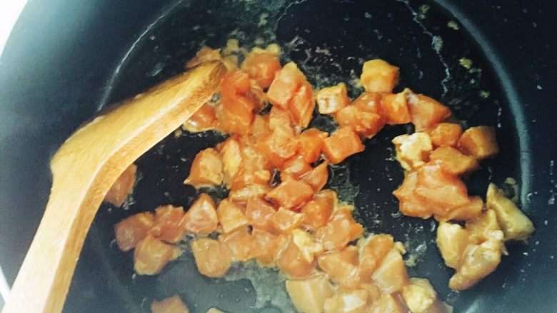 咖喱鸡肉,锅中热油将腌制好的鸡肉倒入锅中翻炒,
