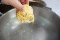 春日花生酱清爽意面,烧一锅水,滴入几滴油,撒一点盐,下意面,根据说明书煮熟即可。