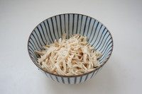 春日花生酱清爽意面,煮好的鸡胸肉撕成小条。请拿出手撕前男友的动力,保证撕完一碗鸡胸肉,你瞌睡全无,精神焕发朝气蓬勃!