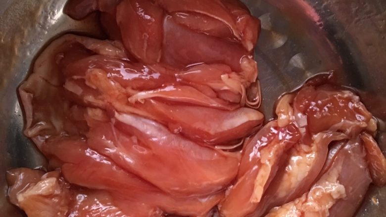 照烧鸡腿饭,<a style='color:red;display:inline-block;' href='/shicai/ 92'>鸡腿</a>剔骨，切段，不要切断皮，加入<a style='color:red;display:inline-block;' href='/shicai/ 10772'>照烧汁</a>腌制1个小时