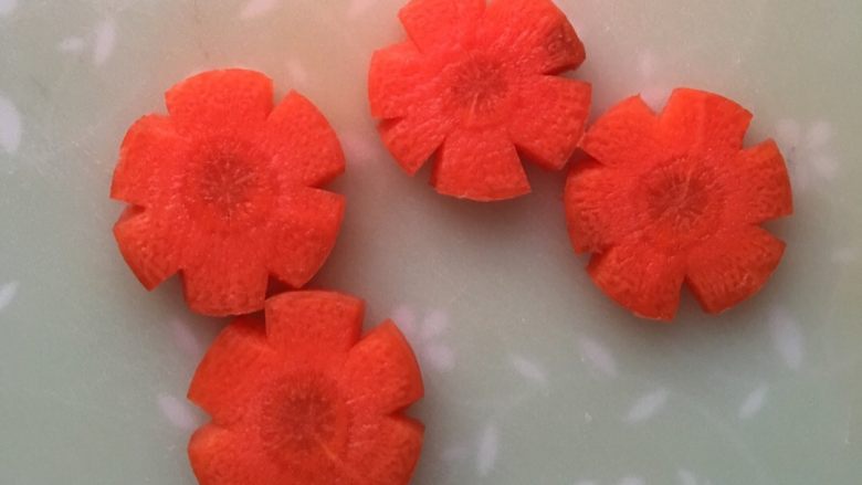 照烧鸡腿饭,<a style='color:red;display:inline-block;' href='/shicai/ 25'>胡萝卜</a>和<a style='color:red;display:inline-block;' href='/shicai/ 115'>油菜</a>，在盐水中焯数，摆在米饭上