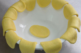 炖鱼贴饼,<a style='color:red;display:inline-block;' href='/shicai/ 6139'>玉米粉</a>和<a style='color:red;display:inline-block;' href='/shicai/ 519'>面粉</a>混合，加适量的水调成面团，分成小剂子擀成椭圆形的小饼待用