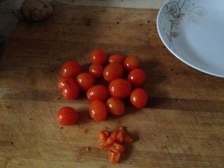 素三鲜馅饺子,小西红柿洗净,切碎