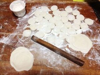 素三鲜馅饺子,切成均匀大小得剂子,按扁擀成薄皮