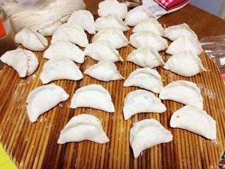 素三鲜馅饺子,放入馅料,包起来即成饺子