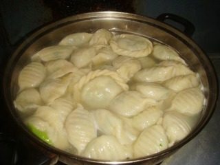 素三鲜馅饺子,锅里放水烧开,放入饺子用勺子沿锅边慢慢推一下,以免粘锅底。开锅后倒入适量凉水,(这个过程重复3次),看到饺子膨胀漂浮起来即可