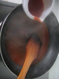 茄汁鲳鱼,锅内留底油,放入姜蒜片煸出香味倒入味汁翻炒,加入少许水淀粉勾薄芡