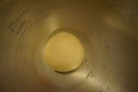 黑橄榄培根虾仁披萨,揉成一个光滑面团,最好完全阶段,这样更赞,揉好的面团用保鲜膜或者湿布盖住,醒发至两倍大
