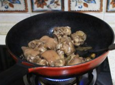 蒜苔回锅猪蹄,加入煮好的猪蹄，翻炒两分钟