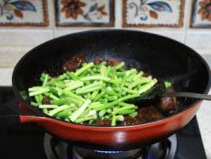 蒜苔回锅猪蹄,加入<a style='color:red;display:inline-block;' href='/shicai/ 146'>蒜苔</a>，翻炒至<a style='color:red;display:inline-block;' href='/shicai/ 146'>蒜苔</a>熟就可以了