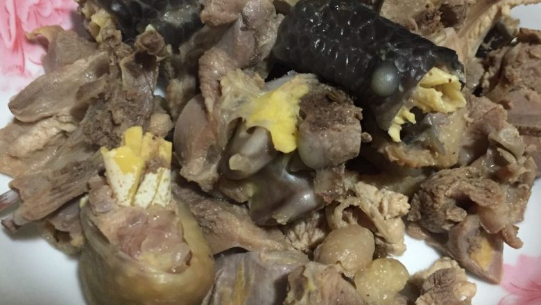 好好ci牌芋头烧鸡,将煮好的鸡肉捞起,这时剩下的鸡汤不要倒掉,后面大用。