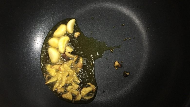 好好ci牌芋头烧鸡,倒油,油温不要太高,放姜、蒜、花椒、再放辣椒,炒香即可。
