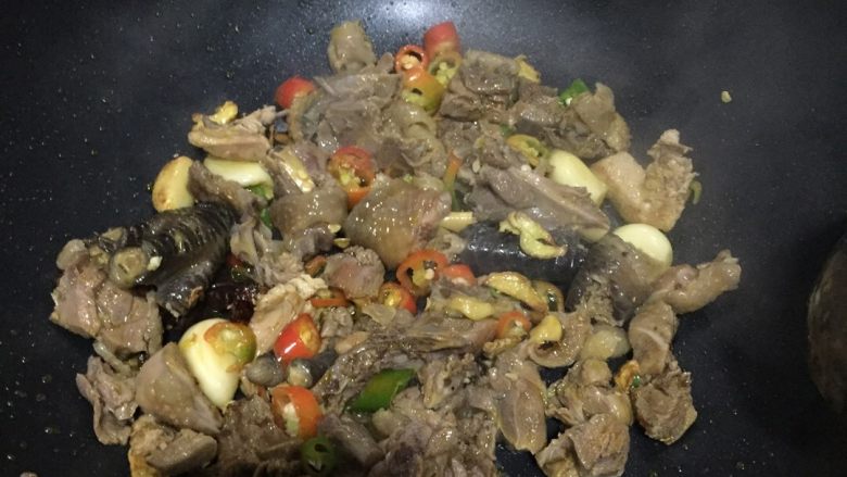 好好ci牌芋头烧鸡,放入鸡肉,用油把鸡肉微微的煎一煎,这样后面鸡肉吃起来口感会比较好。再撒点儿白砂糖。不然加早了,把握不好,糖容易糊。毕竟不是糖醋,少点就好。