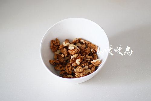 蒜蓉菠菜拌核桃仁,核桃剥皮清洗干净,入烤箱上下火155度烤10分钟后取出晾凉。