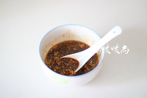 蒜蓉菠菜拌核桃仁,<a style='color:red;display:inline-block;' href='/shicai/ 2794'>大蒜</a>切片，加一点点盐（分量外，最多0.5g）捣成蒜蓉。然后调入<a style='color:red;display:inline-block;' href='/shicai/ 750'>陈醋</a>、酱油、盐、<a style='color:red;display:inline-block;' href='/shicai/ 3729'>白糖</a>和<a style='color:red;display:inline-block;' href='/shicai/ 847'>香油</a>调匀作为料汁。