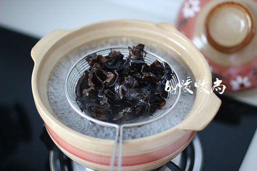 蒜蓉菠菜拌核桃仁,开一锅水,下处理后的木耳焯水1-2分钟,然后捞出用冰水冰一下,控水备用。