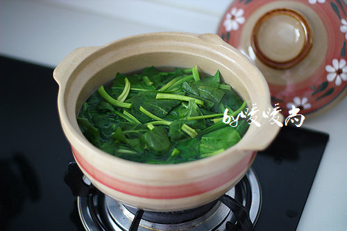 蒜蓉菠菜拌核桃仁,往焯木耳的水里加一点盐和几滴食用油,烧开后下菠菜段,汆烫半分钟,然后捞出冲凉后攥干水分备用。