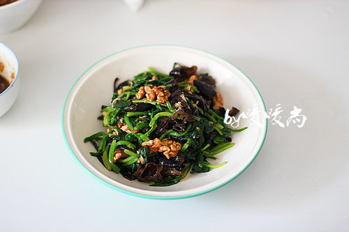 蒜蓉菠菜拌核桃仁,取一大碗,将木耳、菠菜、<a style='color:red;display:inline-block;' href='/shicai/ 5056'>核桃仁</a>和料汁混混拌匀即可。