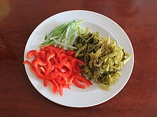 自贡酸菜炒牛肉,葱、姜、彩椒洗净后切丝,<a style='color:red;display:inline-block;' href='/shicai/ 3361'>酸菜</a>用水冲洗两遍,然后攥干水分切丝。