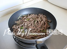 自贡酸菜炒牛肉,下腌制后的牛肉丝,快速将牛肉丝炒至变色后盛出。