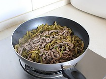 自贡酸菜炒牛肉,放入煸炒后的牛肉丝同酸菜同炒,加一勺<a style='color:red;display:inline-block;' href='/shicai/ 3729'>白糖</a>调味,翻炒至两者味道相融合。