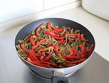 自贡酸菜炒牛肉,下红椒丝,翻炒均匀后即可关火。