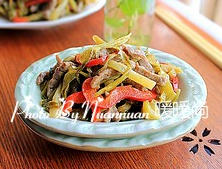 自贡酸菜炒牛肉,装盘,开吃。