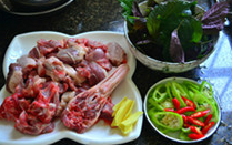 紫苏烧鸭子,<a style='color:red;display:inline-block;' href='/shicai/ 3374'>紫苏</a>、辣椒、蒜瓣、生姜切好备用
