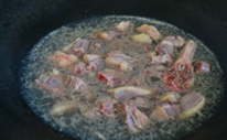 紫苏烧鸭子,<a style='color:red;display:inline-block;' href='/shicai/ 320'>鸭肉</a>剁块，锅中烧水，水中加一片姜和适量<a style='color:red;display:inline-block;' href='/shicai/ 718'>料酒</a>，水开将<a style='color:red;display:inline-block;' href='/shicai/ 320'>鸭肉</a>入热水焯一下，去掉浮沫和血水