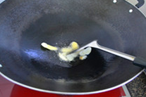 紫苏烧鸭子,锅烧热，油热后，把生姜、蒜瓣放入油中爆出香味