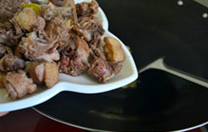 紫苏烧鸭子,倒入鸭肉翻炒，炒至鸭肉水分干为止