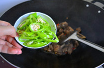 紫苏烧鸭子,大火烧开，改小火焖煮10分钟，后加入<a style='color:red;display:inline-block;' href='/shicai/ 9658'>辣椒圈</a>断生