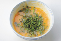 香椿炒蛋,<a style='color:red;display:inline-block;' href='/shicai/ 9'>鸡蛋</a>液打散,加香椿末、盐搅匀。