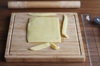 佛罗伦萨脆饼,用擀面杖将面团擀成10cm*15cm的厚度均匀地面皮,四边稍微切整齐。