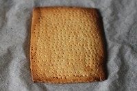 佛罗伦萨脆饼,放入预热170℃的烤箱烤20分钟左右,烤到8分颜色。烤好后用锡纸将底部和四周包住,以免牛轧糖掉落。