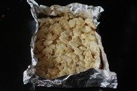 佛罗伦萨脆饼,趁温热将焦糖牛轧糖倒到烤好的面团上,用刮刀抹平。