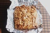 佛罗伦萨脆饼,放入烤箱,180℃烤15-20分钟,至整体呈浓郁的金黄色。烤好后将侧面的锡纸撕下放置几分钟。表面粘稠度消失后倒扣,底部的锡纸也撕下。