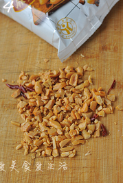 麻辣花生拌菠菜,<a style='color:red;display:inline-block;' href='/shicai/ 195857'>麻辣花生</a>一把,用刀背压碎。