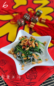 麻辣花生拌菠菜,拌好的粉丝菠菜装盘,在表面撒上黄飞鸿花生碎。吃的时候再拌匀。