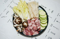 五花肉泡菜小火锅,准备好主菜,喜欢什么涮什么~
推荐金针菇、豆腐、白菜、香菇、口蘑等