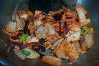 五花肉泡菜小火锅,加入<a style='color:red;display:inline-block;' href='/shicai/ 698'>泡菜</a>翻炒出香味,一起混合~