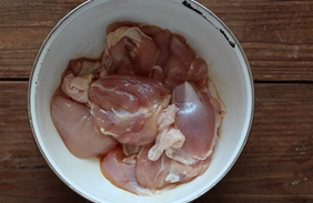 芒果鸡肉卷饼,<a style='color:red;display:inline-block;' href='/shicai/ 92'>鸡腿</a>去骨切肉，将肉加盐和<a style='color:red;display:inline-block;' href='/shicai/ 788'>生抽</a>腌制备用