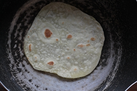 芒果鸡肉卷饼,锅里不放油,中小火将煎饼放进去烙,金黄翻面