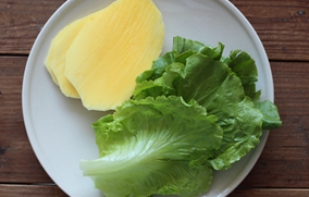 芒果鸡肉卷饼,<a style='color:red;display:inline-block;' href='/shicai/ 598'>芒果</a>切片，<a style='color:red;display:inline-block;' href='/shicai/ 121'>生菜</a>洗好