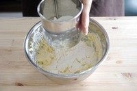 法式杏仁焦糖脆饼,筛入低筋粉。一次性筛入,不用分几次。