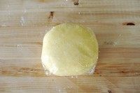 法式杏仁焦糖脆饼,包上保鲜膜,放入冰箱冷藏1个小时以上。方便之后擀成薄片。