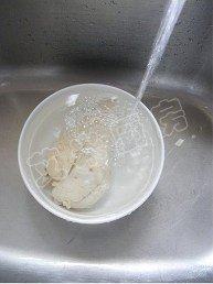 香拌鸡丝,鸡胸肉捞出后冲凉水或者放入事先准备好的冰水里浸泡,使鸡胸肉彻底变凉