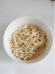 香拌鸡丝,擦净鸡胸肉表面水分,撕成丝