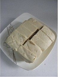 鱼头炖豆腐,<a style='color:red;display:inline-block;' href='/shicai/ 465'>豆腐</a>用刀划成块
